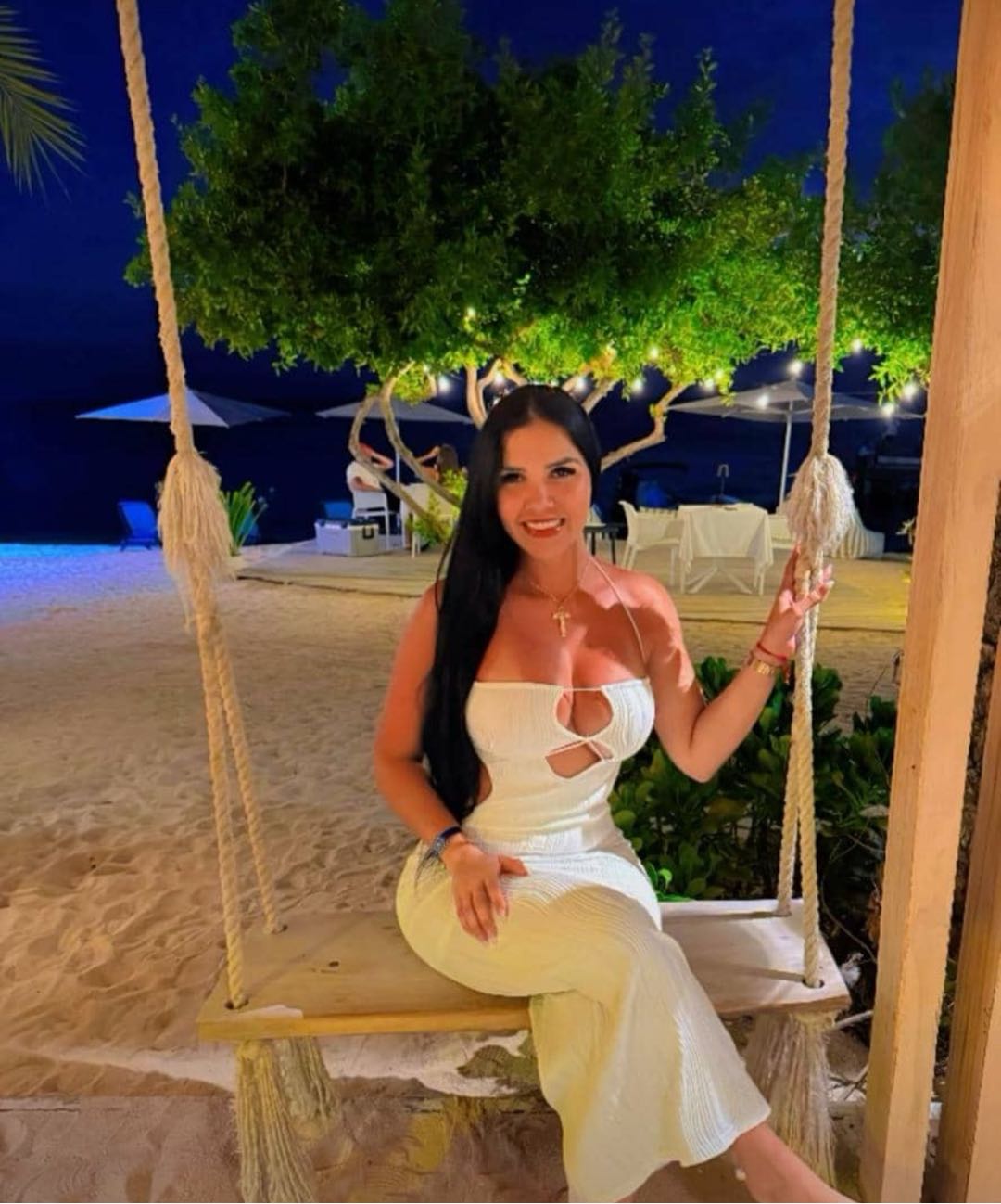 Woman from Venezuela on a swing, ThunChat support page
